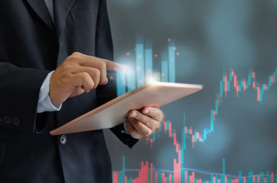 美联储主席沃什上任百天陷两难：特朗普曾承诺他“做你自己的事吧”	，如今喊话“全球最低利率	”